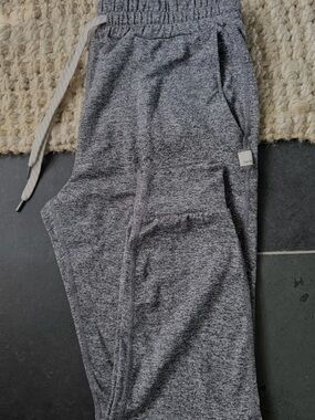 Vuori Heather Gray Women’s Jogger Track Pants